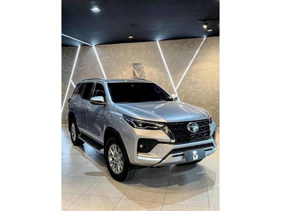 TOYOTA HILUX SW4 2.8 D-4D TURBO DIESEL SRX 7L 4X4 AUTOMÁTICO